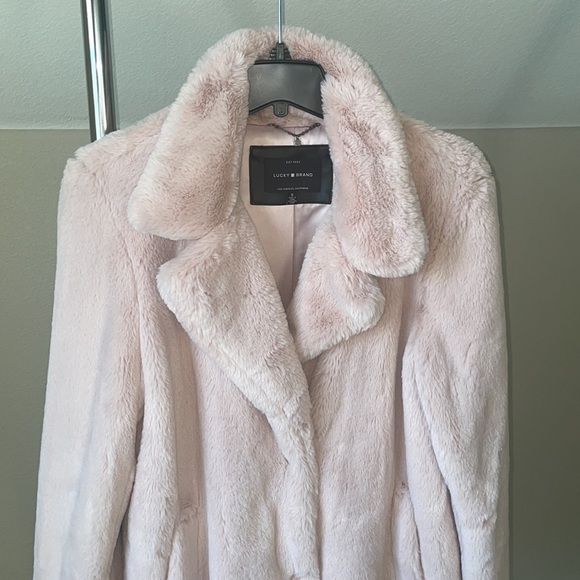 Light pastel pink faux fur jacket - Picture 5 of 9